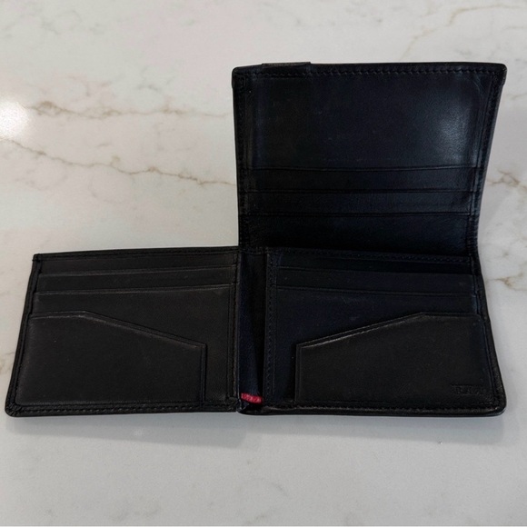 TUMI Wallet Super nice